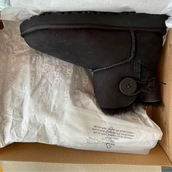 NEW 6 AUTHENTIC UGG Women's Mini Bailey Button II Boot, Black, 6 - Picture 6 of 9